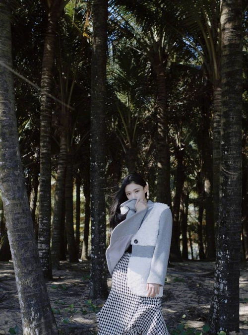 林允带火“女友风”穿搭 温柔似水显气质，轻松引领时尚潮流